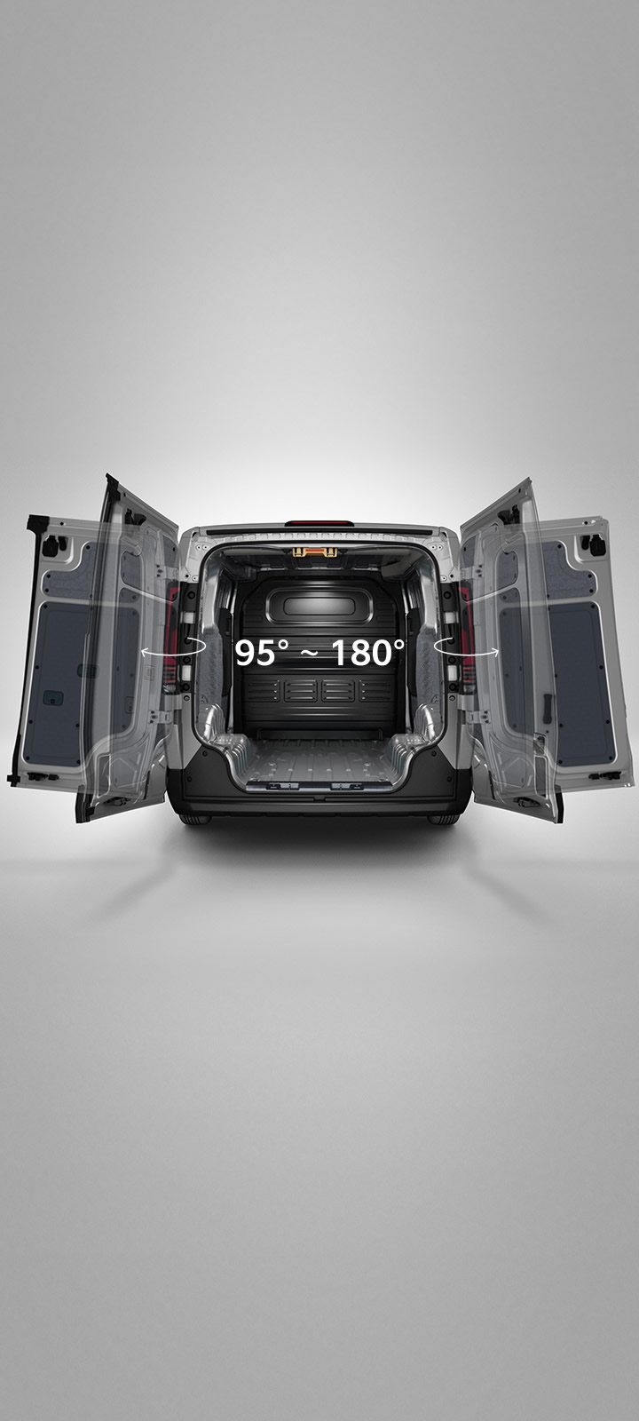 Heckansicht des Kia PV5 Cargo mit geöffneten Laderaumtüren, die den Öffnungswinkel der Türen zeigt.